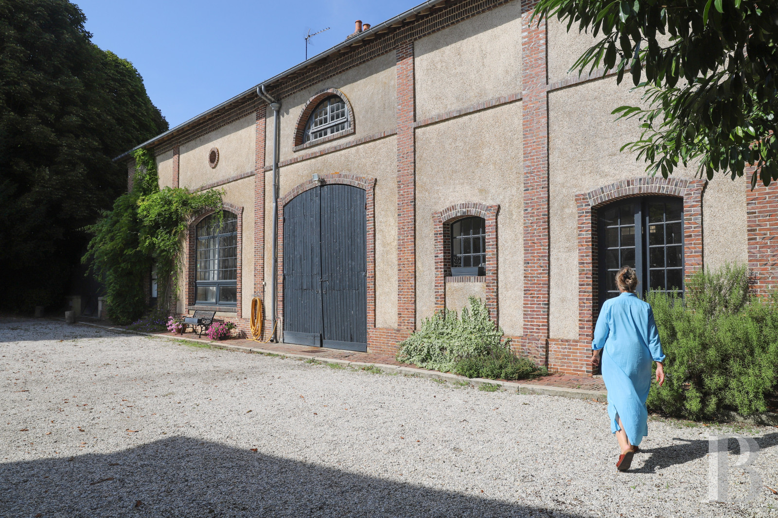 Dans le Perche, au nord-est de Bellême, une maison des 18e et 19e siècle au milieu de grands arbres  - photo  n°40